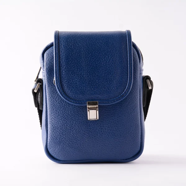 کیف-دوشی-مردانه1358 نمای سهرخ کیف دوشی مردانه آبی با قفل فلزی و بند مشکی