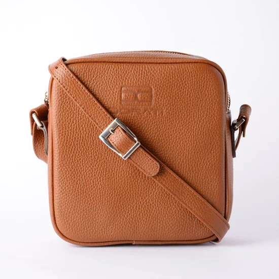 کیف-دوشی-چرم-مردانه-ساده-01 کیف چرم مشکی مردانه با طراحی مینیمال و بند دوشی