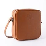 نمای نزدیک از بافت چرم قهوه‌ای طبیعی کیف دوشی