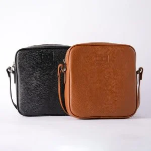 ترکیب دو رنگ مشکی و قهوه‌ای کیف ساده مردانه کنار هم