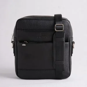 نمای روبرو از کیف مشکی مردانه رونکاتو با بند دوشی