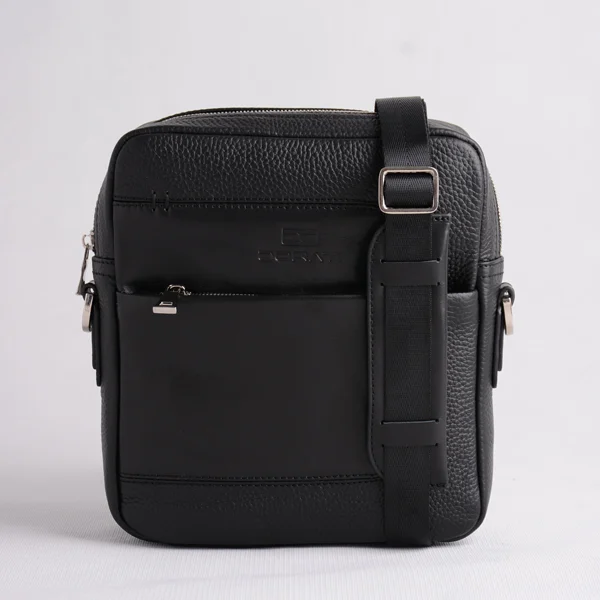 کیف-رونکاتو-01 نمای روبرو از کیف مشکی مردانه رونکاتو با بند دوشی