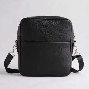 پشت کیف چرم مردانه با دوخت ظریف و سطح بافت‌دار