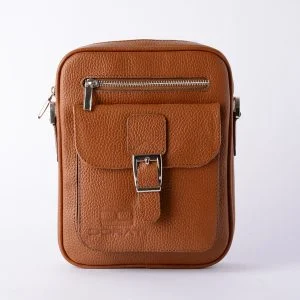 نمای نزدیک از سگک جلویی کیف چرم مردانه رسمی