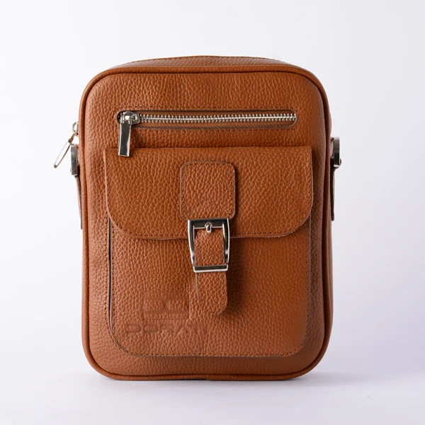 کیف-مردانه-دوشی-سگک-دار-01 نمای نزدیک از سگک جلویی کیف چرم مردانه رسمی