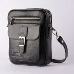 کیف چرم مردانه مشکی با سگک نقره‌ای از نمای سه‌ربع