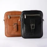 نمایش دو رنگ کیف چرم سگک‌دار کنار هم روی زمینه سفید