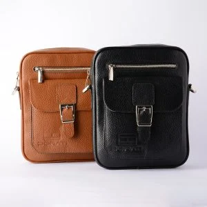 نمایش دو رنگ کیف چرم سگک‌دار کنار هم روی زمینه سفید