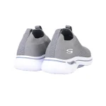 نمای پشت کتونی اسکیچرز Arch Fit طوسی با زیره سفید و لوگوی Skechers