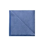 نمای پشت شال گردن آبی کاربنی ساده