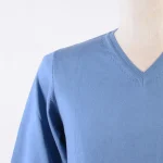 نمای نزدیک از بافت و یقه ی پلیور آبی روشن ساده