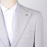 نمای نزدیک کت طوسی روشن راه راه