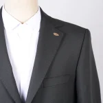 نمای نزدیک کت ذغالی تیره