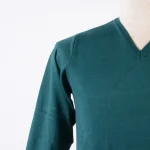 نمای نزدیک از پلیور سبز یقه هفت مردانه
