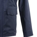 نمای نزدیک سرآستین و جیب بارانی مردانه سورمه‌ای