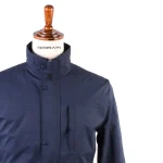 نمای نزدیک یقه بارانی مردانه رنگ سورمه ای