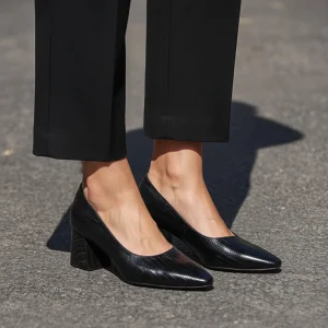 نمای رو به رو کفش چرم پاشنه دار زنانه ۲۰۴۰