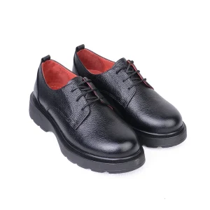 نمای رو به رو کفش کلاسیک چرم زنانه مشکی