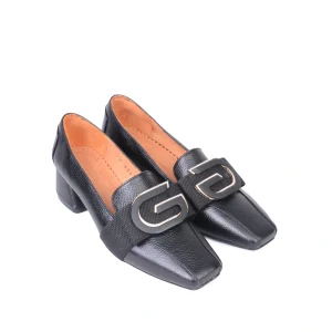 نمای رو به رو کفش چرم سگک دار زنانه