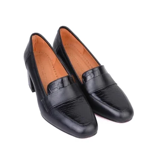 نمای رو به رو کفش چرم پاشنه دار زنانه