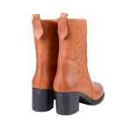 نمای پشت بوت چرم قهوه‌ای عسلی زنانه