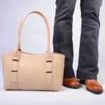 کیف چرم زنانه کرمی مدل 522 در کنار مدل