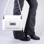 کیف چرم رنگ سفید دراتی در دست مدل خانم