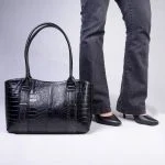 کیف چرم زنانه مشکی چرم کروکو مدل 522 در کنار مدل