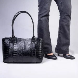 کیف چرم زنانه مشکی چرم کروکو مدل 522 در کنار مدل