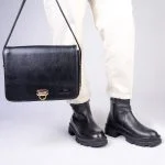 کیف 207 مشکی کلاسیک دراتی در دست مدل