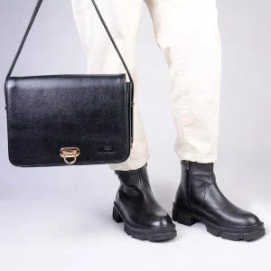 کیف 207 مشکی کلاسیک دراتی در دست مدل