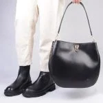 کیف چرم طبیعی گاوی دراتی در دست مدل