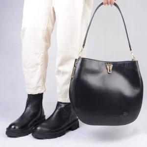 کیف چرم طبیعی گاوی دراتی در دست مدل