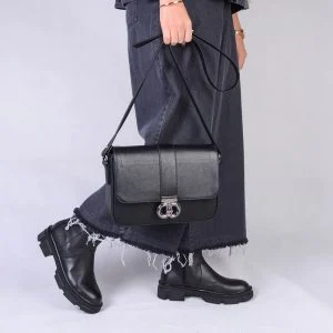 کیف چرم دخترانه کد 609 دراتی در دست مدل خانم