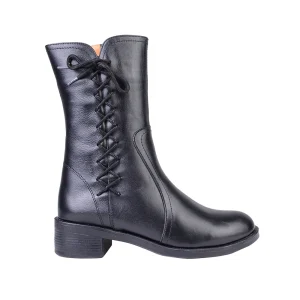 نمای بغل بوت چرم زنانه مشکی با طرح بند ضربدری