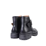 نمای پشت بوت چرم سگک دار زنانه رنگ مشکی