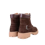 نمای پشت و پاشنه‌ی بوت چرم جیر قهوه ای شکلاتی زنانه