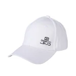 نمای رو به رو کلاه کتان سفید دراتی با گلدوزی مشکی