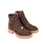 نمای رو به رو بوت چرم جیر زیپ و سگک دار زنانه