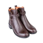 نمای رو به رو بوت چرم زنانه قهوه ای تیره همراه زیپ و سگک