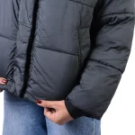 نمای نزدیک زیپ و سرآستین کاپشن دخترانه مشکی و سفید