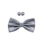 نمای رو به رو پاپیون و دکمه سرآستین طوسی نقره ای