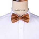 نمای رو به رو تن‌پوش پاپیون مردانه رنگ عسلی