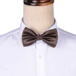 نمای رو به رو تن‌پوش پاپیون مردانه رنگ قهوه‌ای