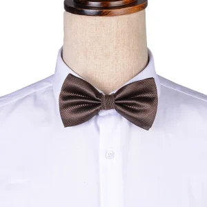 نمای رو به رو تن‌پوش پاپیون مردانه رنگ قهوه‌ای