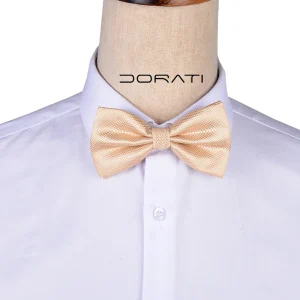 نمای رو به رو تن‌پوش پاپیون مردانه کرم