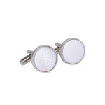 نمای نزدیک دکمه سرآستین سفید