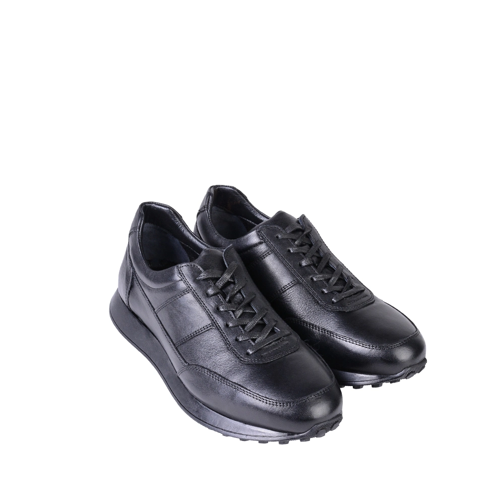 نمای رو به رو کفش چرم مردانه تمام مشکی