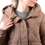 نمای نزدیک یقه و کلاه کاپشن دخترانه نسکافه ای