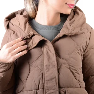 نمای نزدیک یقه و کلاه کاپشن دخترانه نسکافه ای